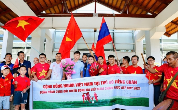 Đội tuyển Việt Nam được người hâm mộ chào đón tại sân bay Wattay, thủ đô Vientiane, Lào trưa 6/12